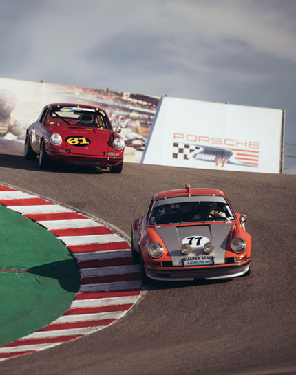 samochody Porsche 911 na zakręcie corcksrew Laguna Seca California