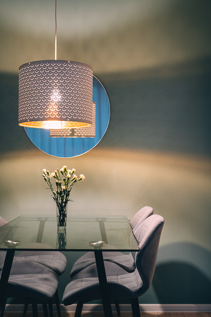 lampa w pokoju dziennym nad stołem, fotografia wnętrz i nieruchomości