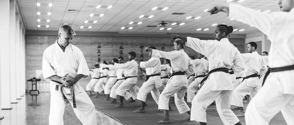 zawodnicy karate wykonują ćwiczenia
